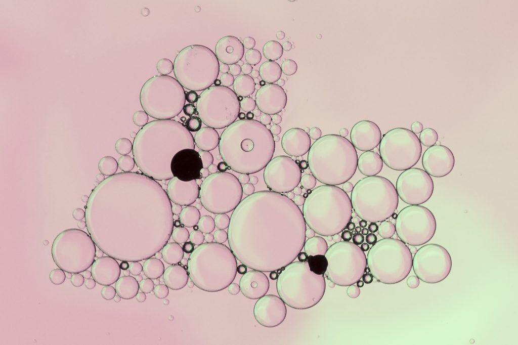 I peptidi, che sono piccole catene di amminoacidi, hanno attirato l'attenzione come potenziali alleati nel trattamento dei disturbi digestivi.